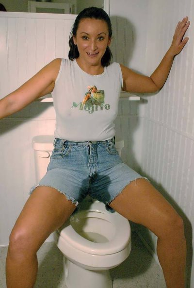 Teen girls pissing in public Teen girls pissing in public